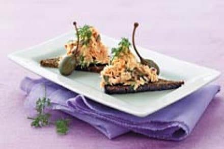 Ristet brød med lakserillette på fyldig salat
