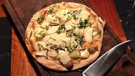 Pizza med svampe og æble