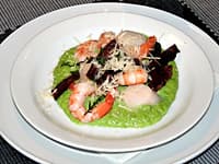Stegte kammuslinger og rejer med ærtepuré